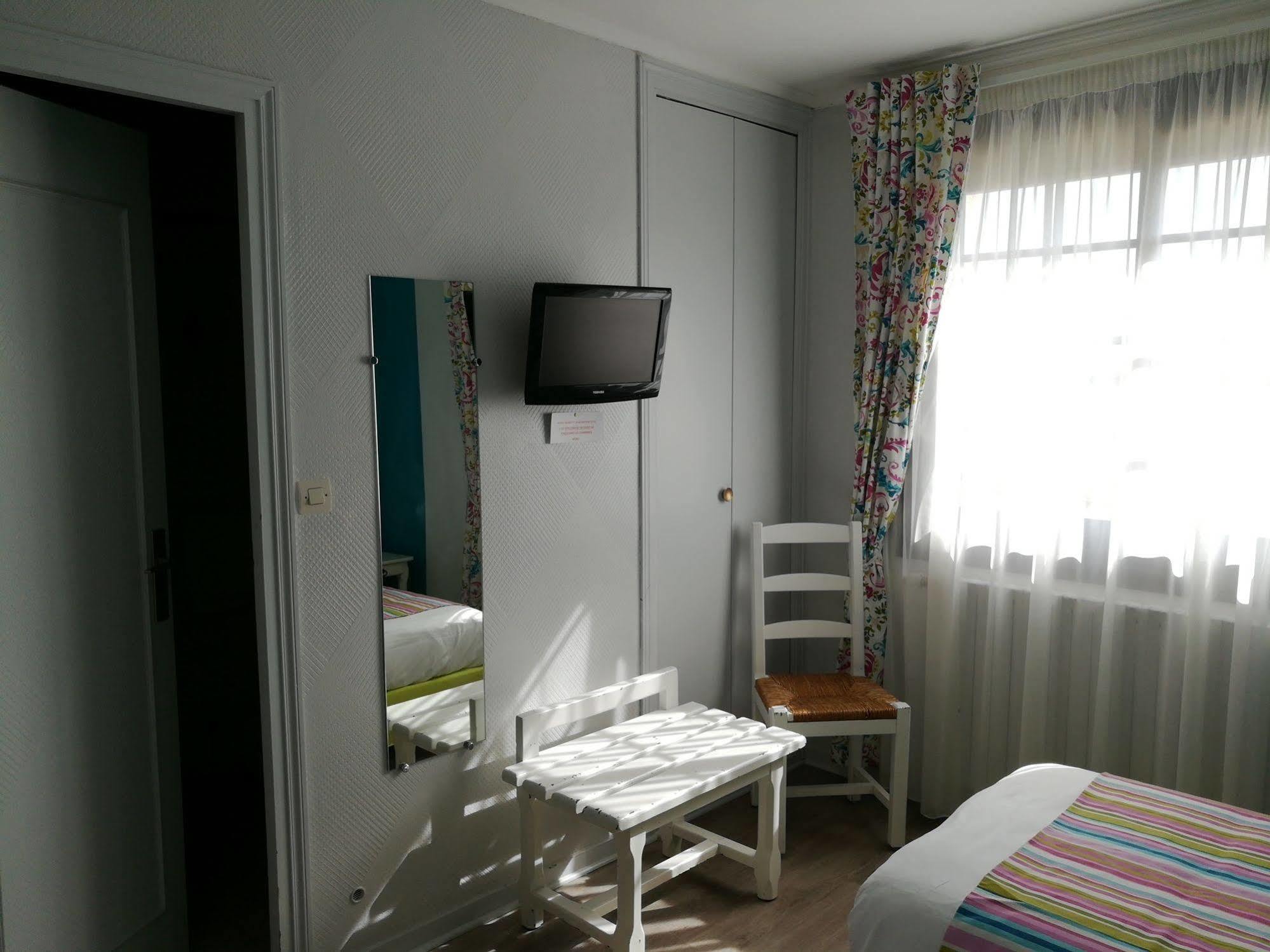 Contact Hotel Du Relais Thouars Bagian luar foto