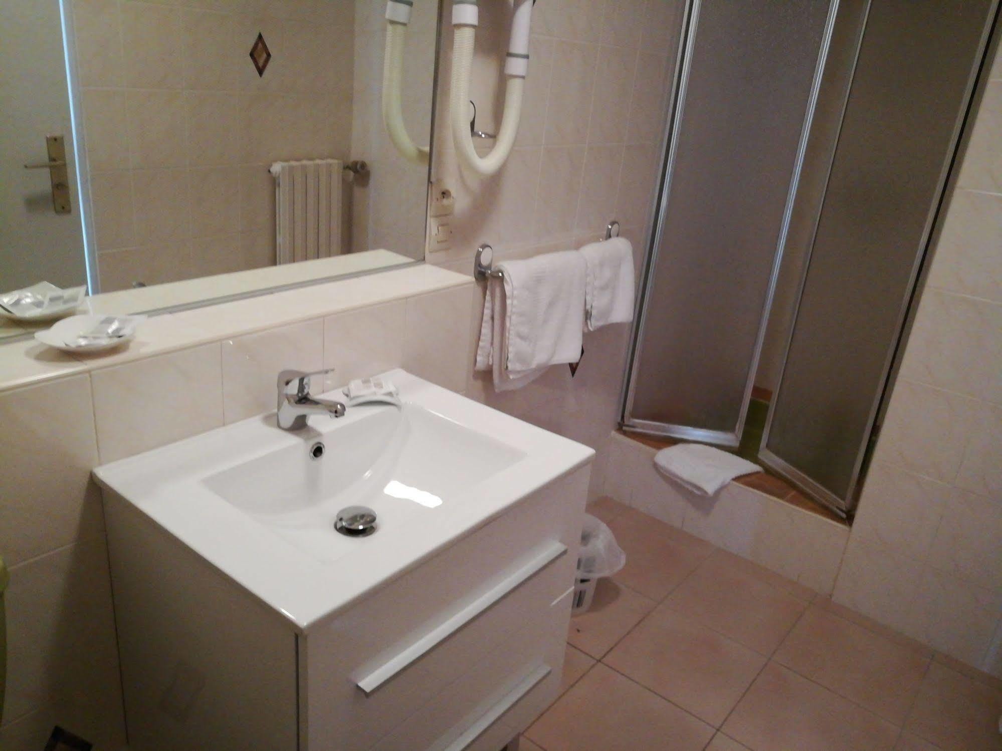 Contact Hotel Du Relais Thouars Bagian luar foto