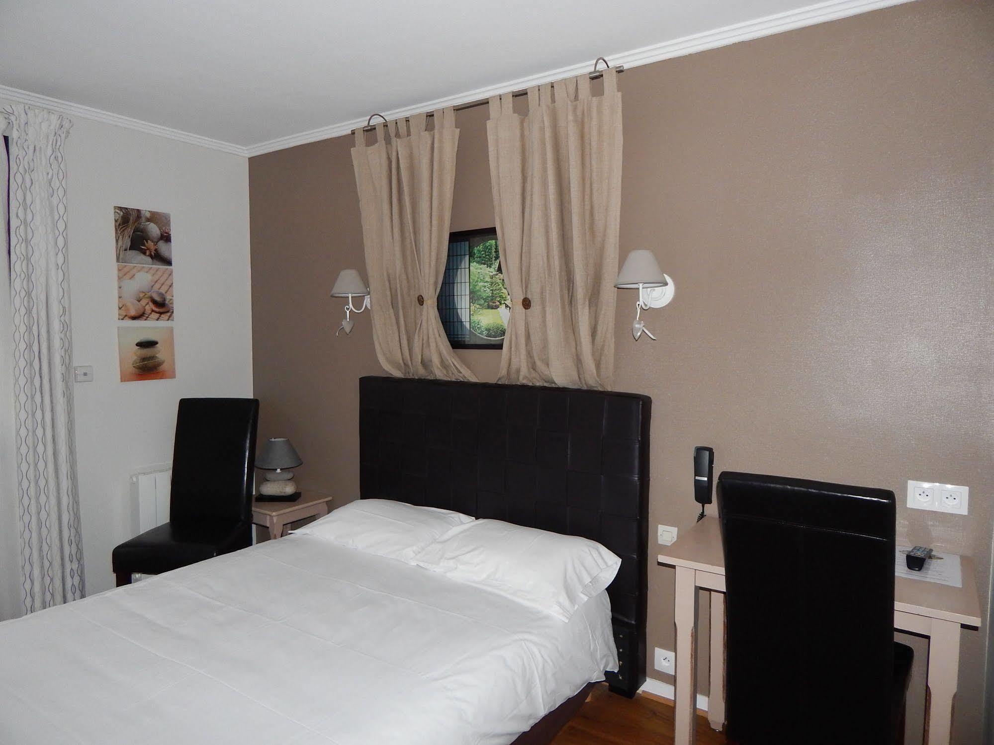 Contact Hotel Du Relais Thouars Bagian luar foto